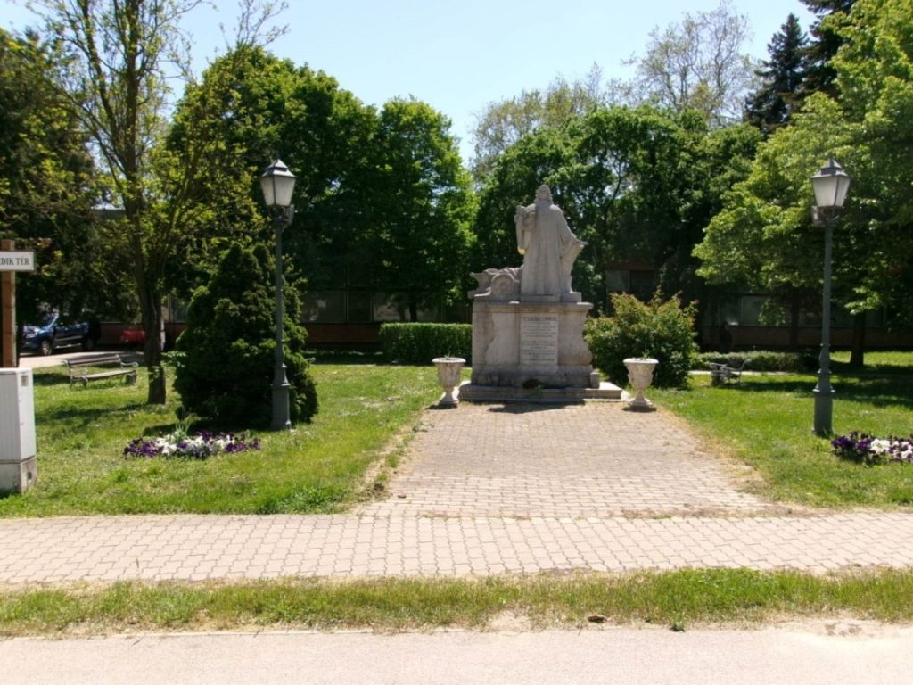 Tessedik Sámuel szobra a szarvasi parkban
