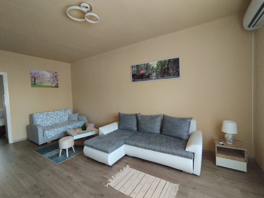 Nappali sarokkanyéval, kihúzós kanapéval és klímával a TündéroTThon apartmanban