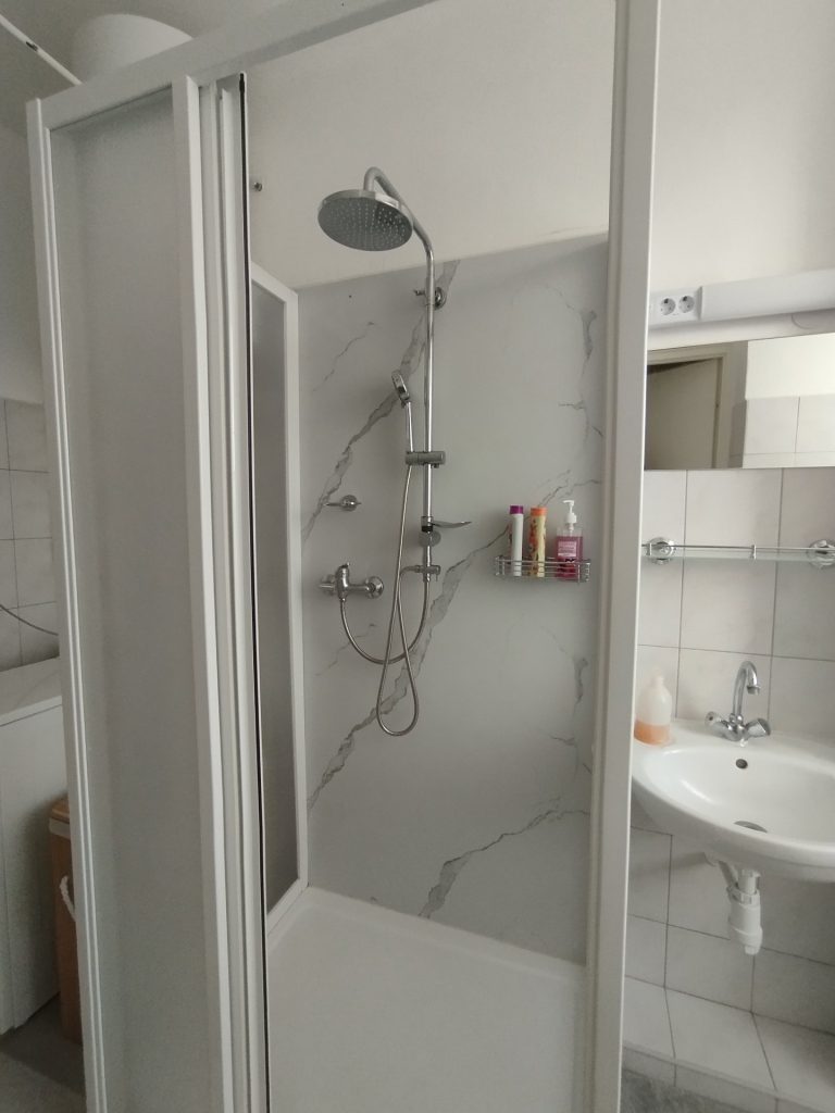 Zuhanykabin esőztető zuhannyal és mosdó