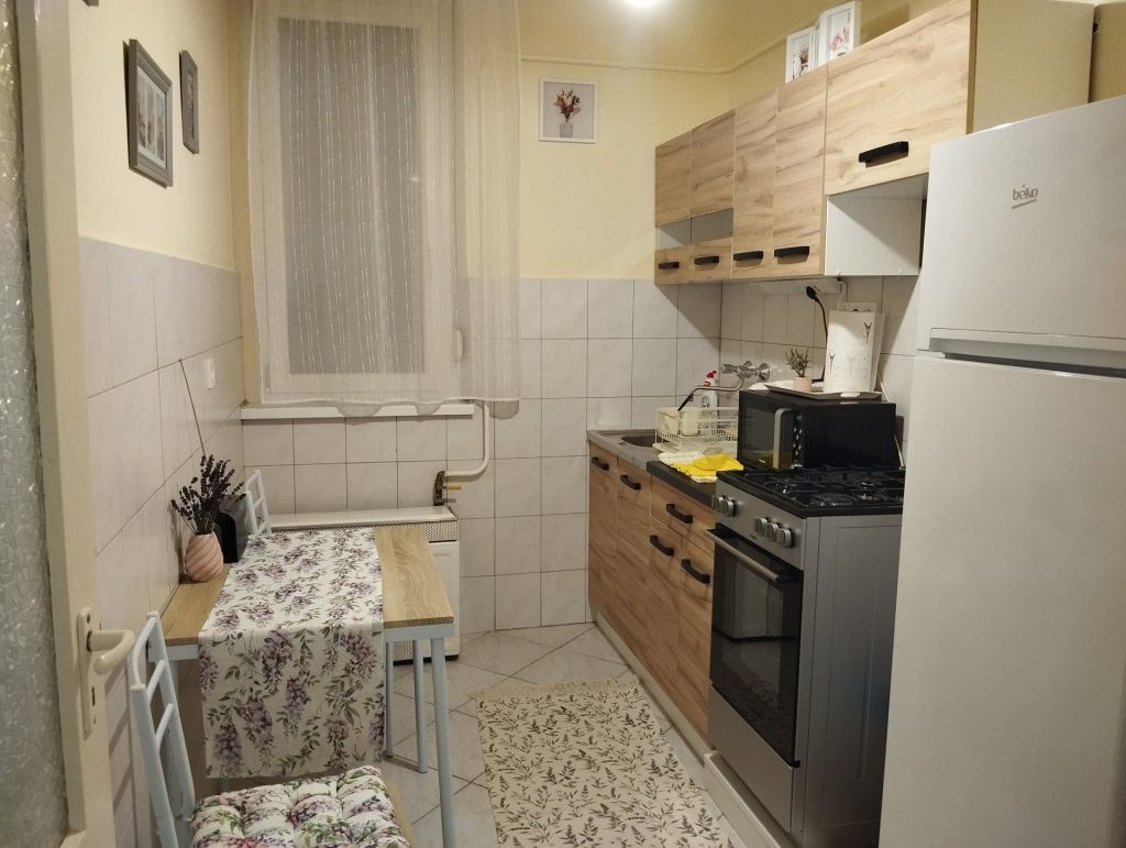 Konyha étkezőpulttal és székekkel