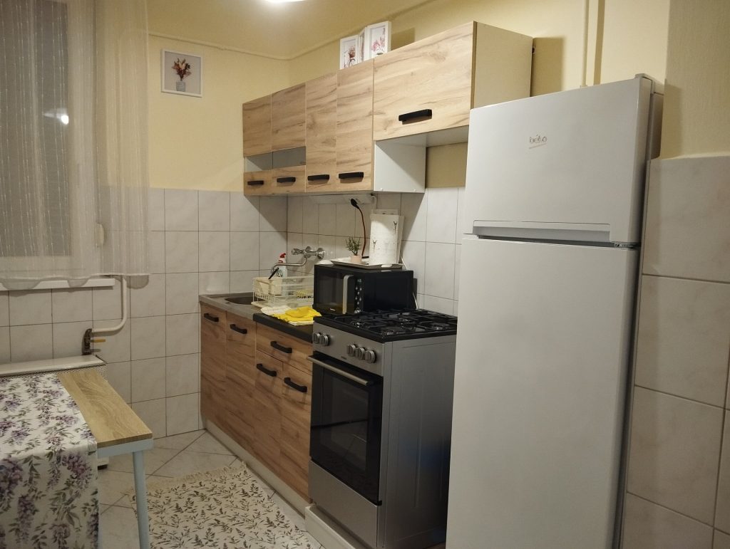 Konyha gáztűzhellyel, sütővel, mikróval és hűtővel